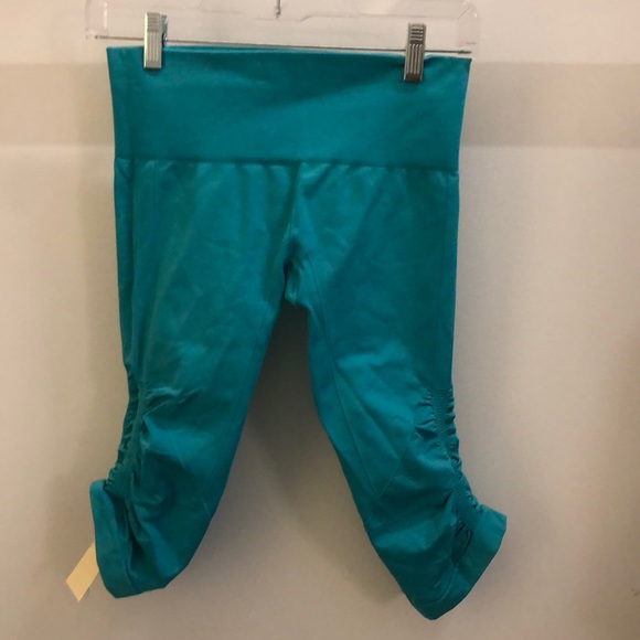 lululemon athletica Pants - Lululemon Aqua ebb& flow crops sz 6 70573 lululemon athletica Pants - Lululemon Aqua ebb& flow crops sz 6 70573
